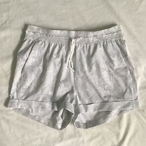 Lululemon Women’s 8 Spring Break Away Short Eternal Wave White EUC